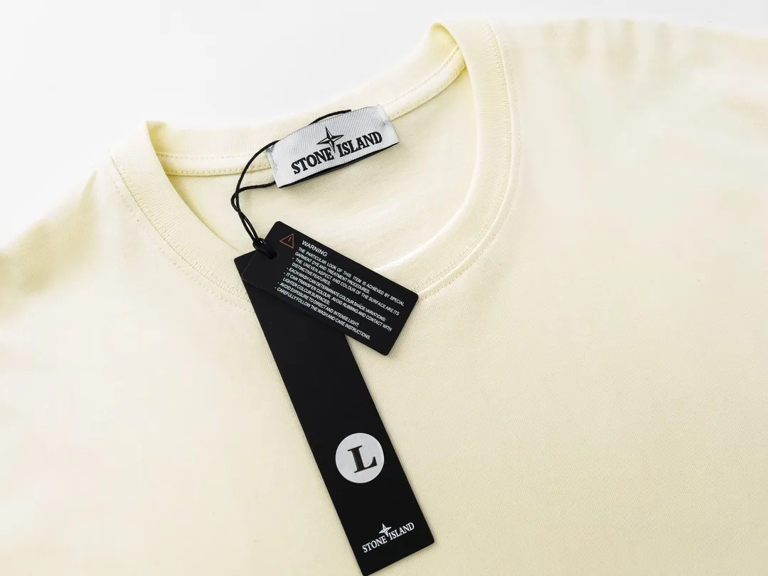 W623#P106💰 [Stone Island’s popular cuffed branded round neck off-shoulder short-sleeved T-shirt] Super versatile! A short-sleeved upper body for major celebrity internet celebrities, made of 260g combed cotton 32-count double yarn. Comfortable and breathable, customized accessories, oversize version. Dropped shoulder sleeves, very loose, same style for men and women, suitable for couples💑 Match as you like. The upper body is super beautiful. Color: Black White Apricot Gray Navy Size: M L XL XXL Ｍ Shoulder Width 47 Bust 52 Length 70 L Shoulder Width 48 Bust 54 Length 72 XL Shoulder width 59 Bust 56 Length 74 XXL Shoulder width 50 Bust 58 Length 76